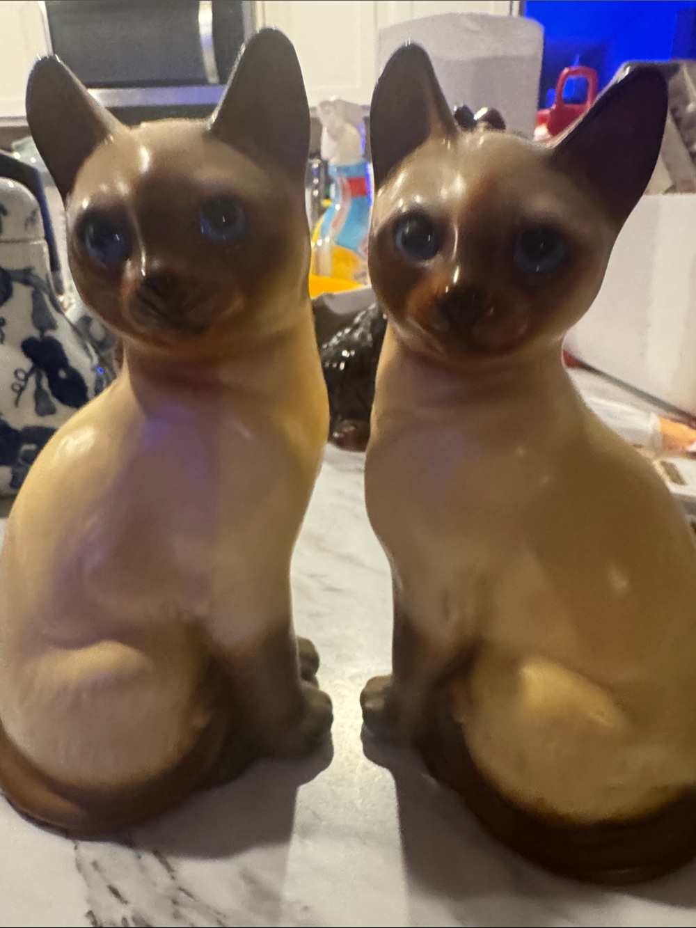 Two-Tone Brown Siamese Cat Figurine Pair - Decorative Home Accents